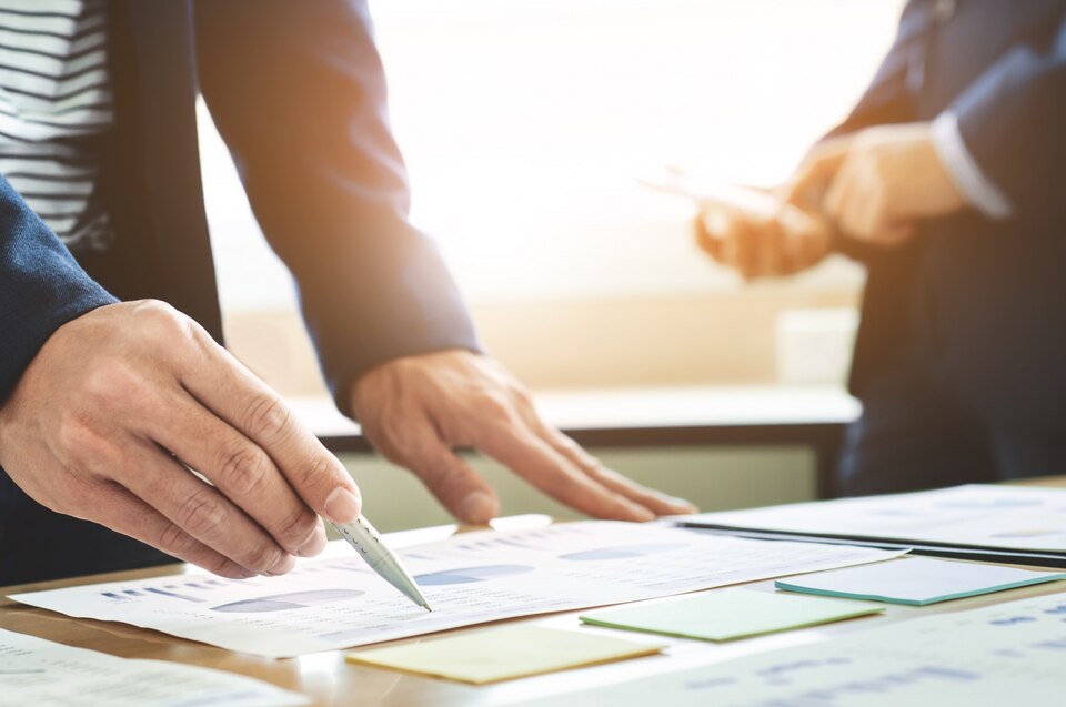 Analyse de documents patrimoniaux sur un bureau