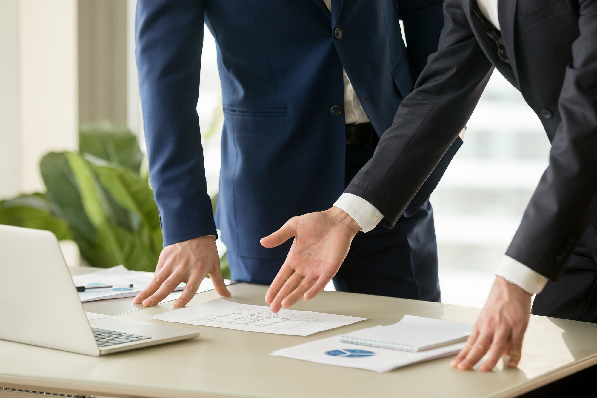 Conseiller présentant un plan de financement immobilier à un client